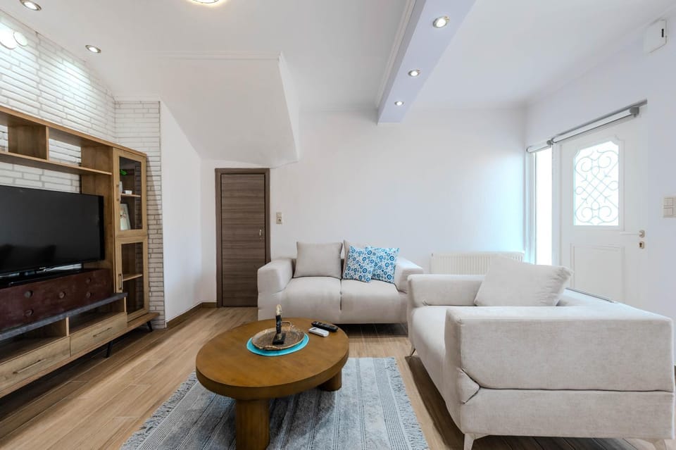 Communal lounge/ TV room, TV and multimedia, Living room, Seating area, Evening entertainment