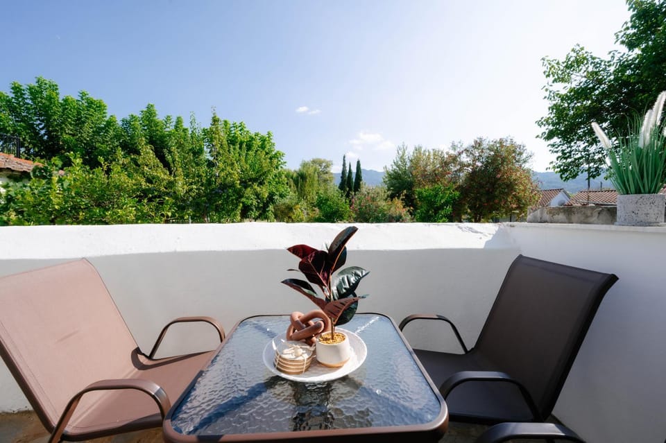 Patio, Day, View (from property/room), Balcony/Terrace, Living room, Food and drinks, Seating area, Dining area, Food