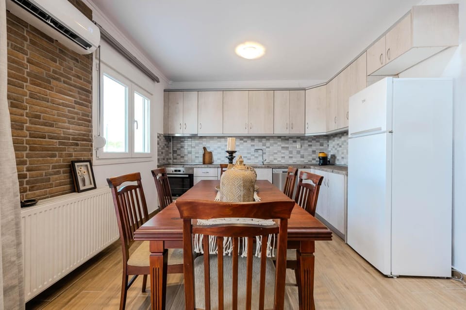 Kitchen or kitchenette, Dining area, dishwasher, minibar, oven, stove