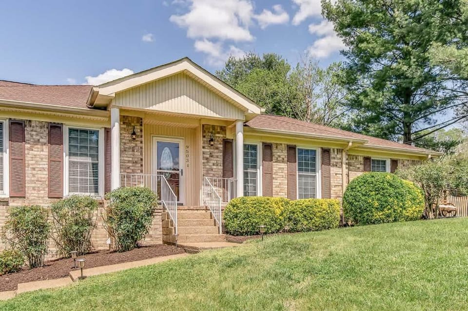 The Chestnut Cottage by Stay Local Nashville House in Brentwood