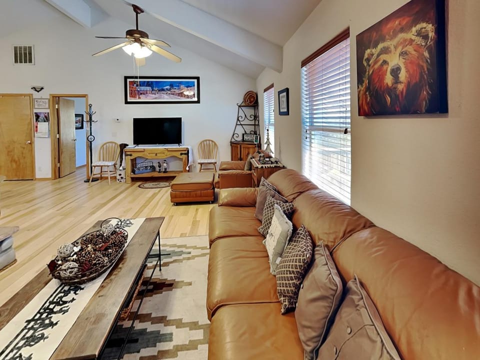 TV and multimedia, Living room, Seating area, furniture