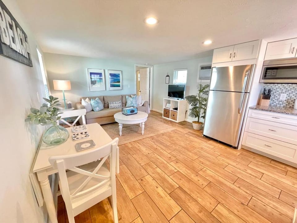 TV and multimedia, Kitchen or kitchenette, Living room, Seating area, Dining area, oven