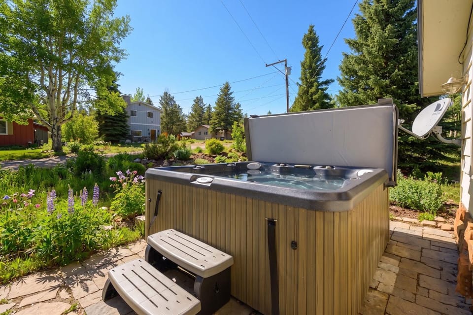 Day, Neighbourhood, Natural landscape, Summer, Garden, Hot Tub