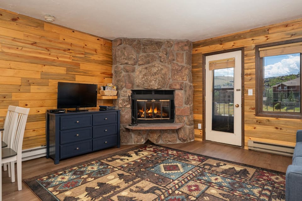 TV and multimedia, View (from property/room), Living room, Mountain view, fireplace, furniture