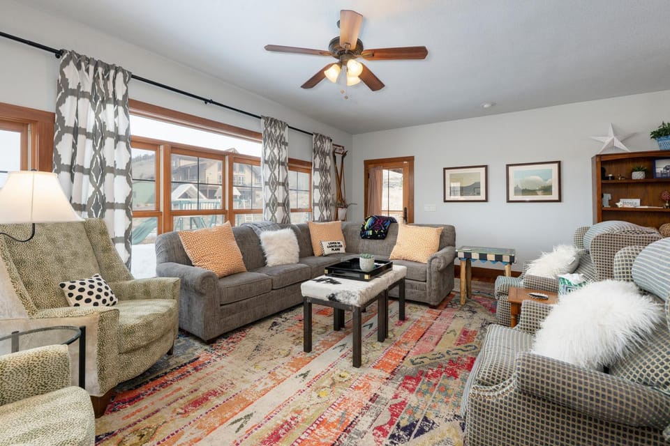Day, Living room, Seating area, furniture