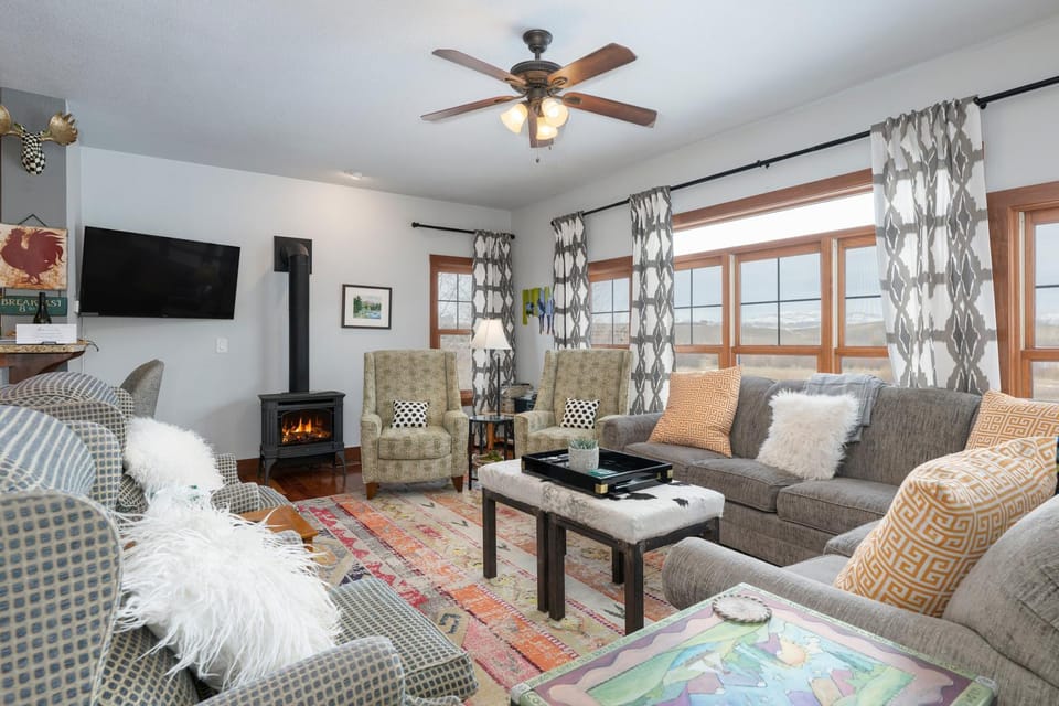 TV and multimedia, Living room, Seating area, fireplace, furniture
