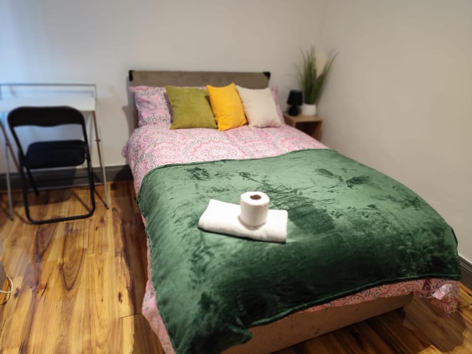 Double-Bedroom in the Heart of Harpurhey Manchester A3 Perfect for Short Stays Bed and Breakfast in Manchester