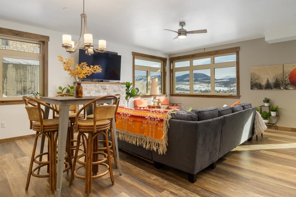 TV and multimedia, Living room, Seating area, Dining area, Mountain view, furniture