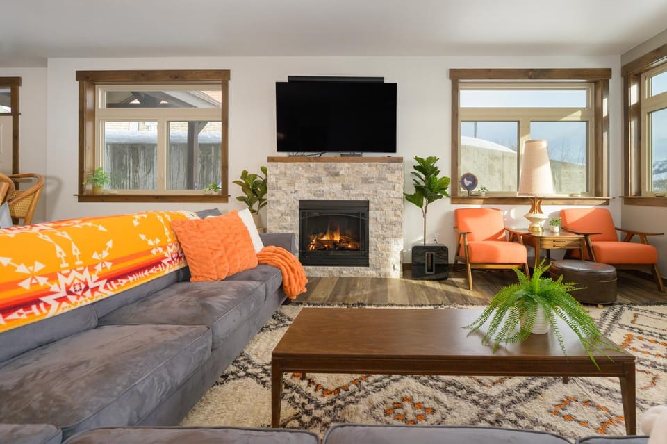 TV and multimedia, Living room, fireplace, furniture