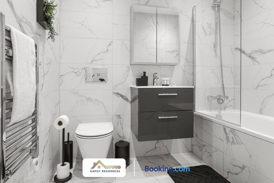 Shower, Toilet, Bathroom, Bath, towels