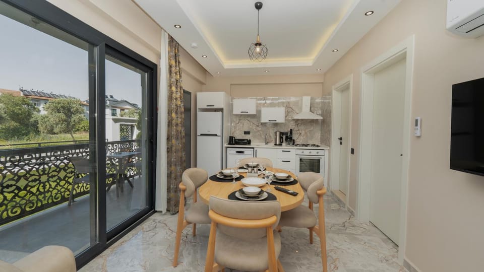 Coffee/tea facilities, Kitchen or kitchenette, Living room, Dining area, stove