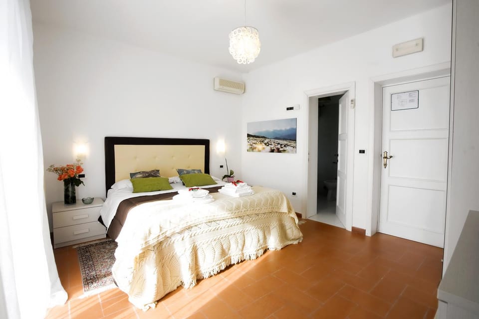 Photo of the whole room, Decorative detail, Bedroom