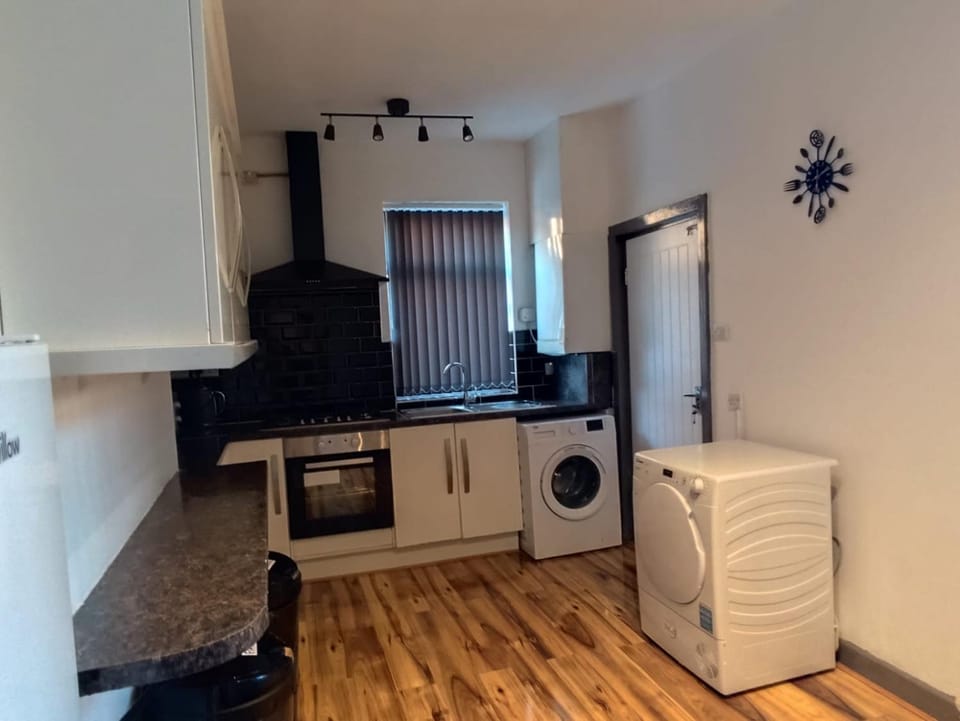 Double-Bedroom in the Heart of Harpurhey Manchester A4 Perfect for Short Stays Bed and Breakfast in Manchester