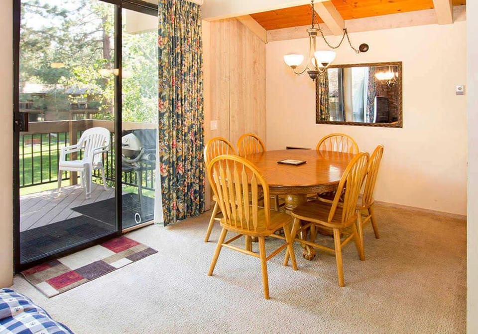 Villa De Los Pinos #33 Year-Round Activities House in Mammoth Lakes