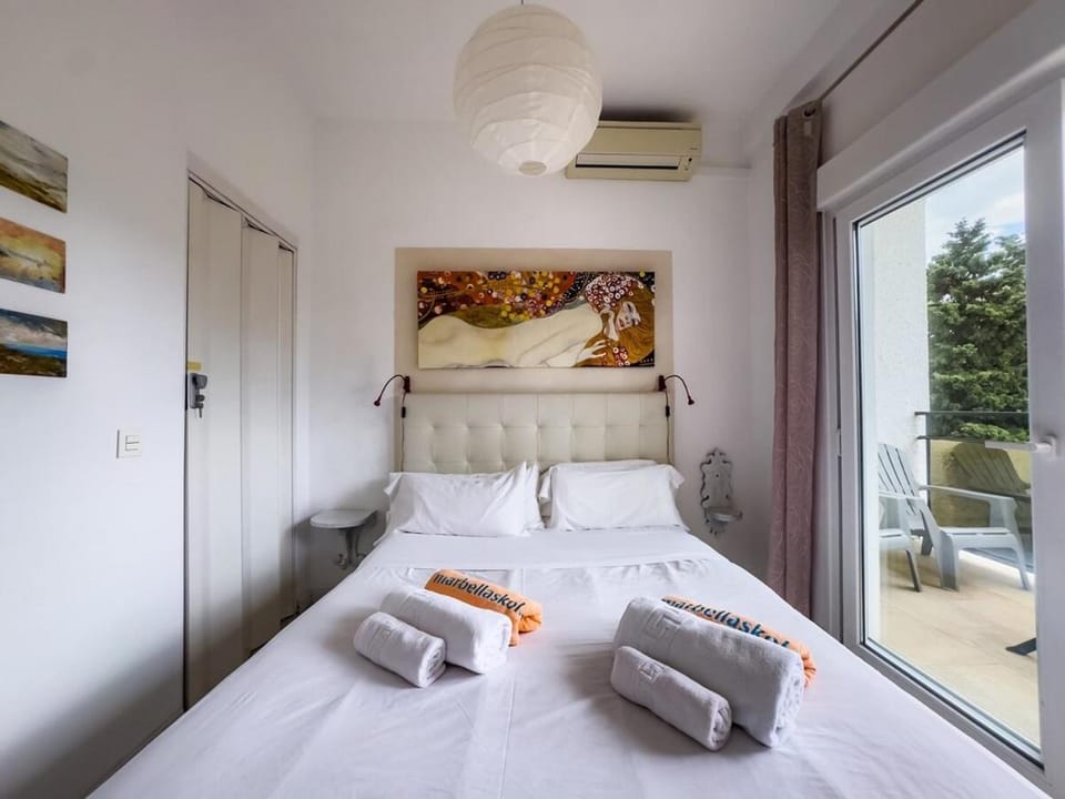 Bed, Bedroom, air conditioner