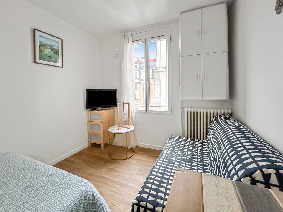 Bed, TV and multimedia, Living room