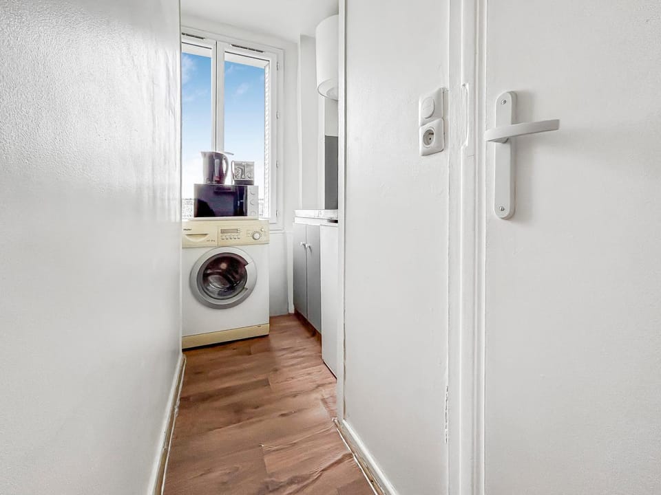 Kitchen or kitchenette, washing machine