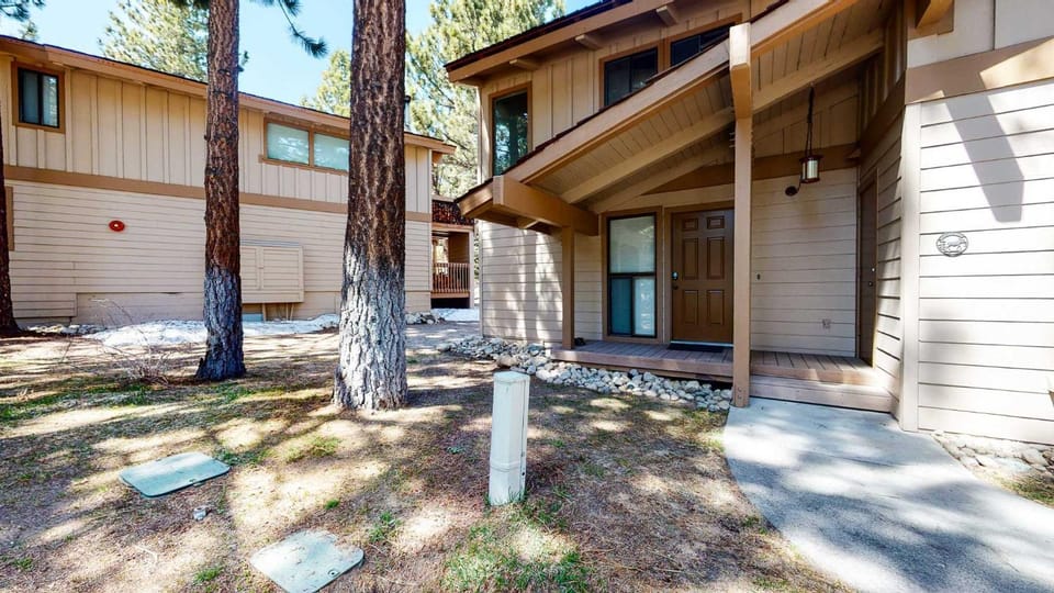 Villa De Los Pinos Year-Round Activities Nearby Shopping & Restaurants House in Mammoth Lakes