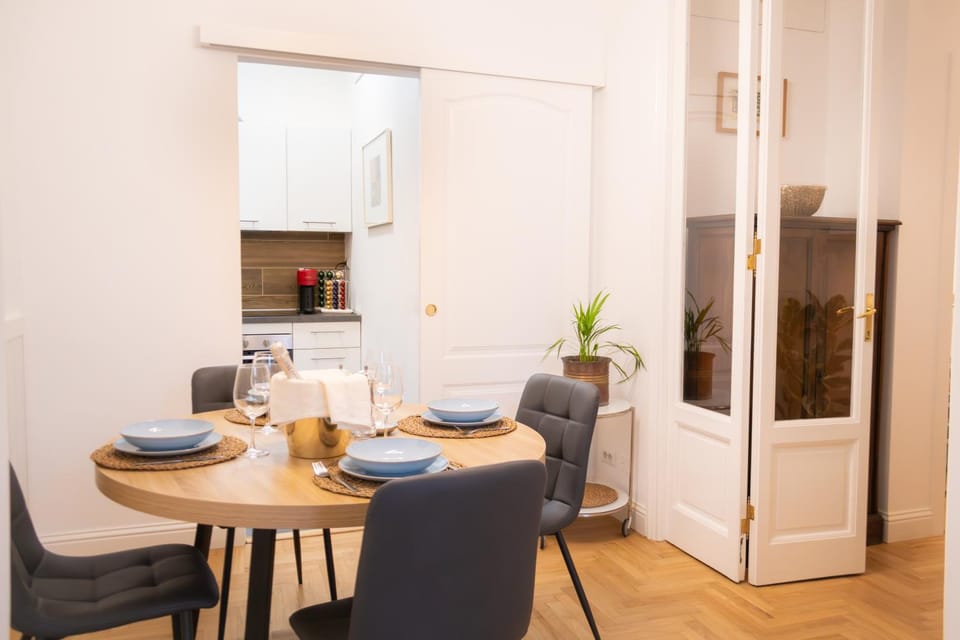 Communal lounge/ TV room, Kitchen or kitchenette, Living room, Seating area, Dining area, stove