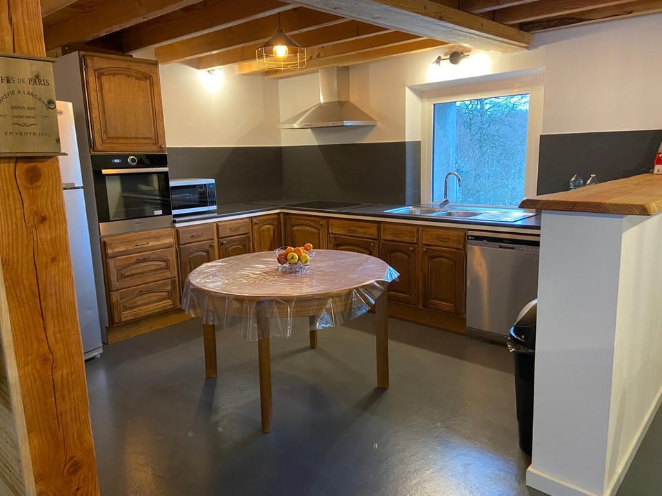 Dining area, dishwasher, oven, pet friendly, stove