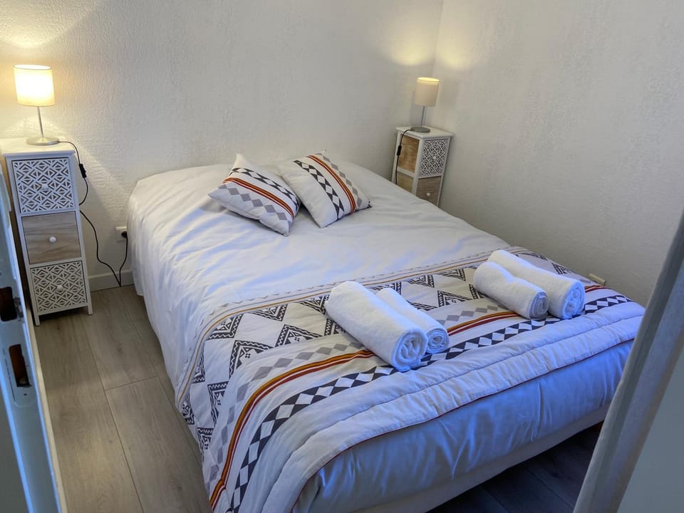 Bed, Photo of the whole room, Bedroom