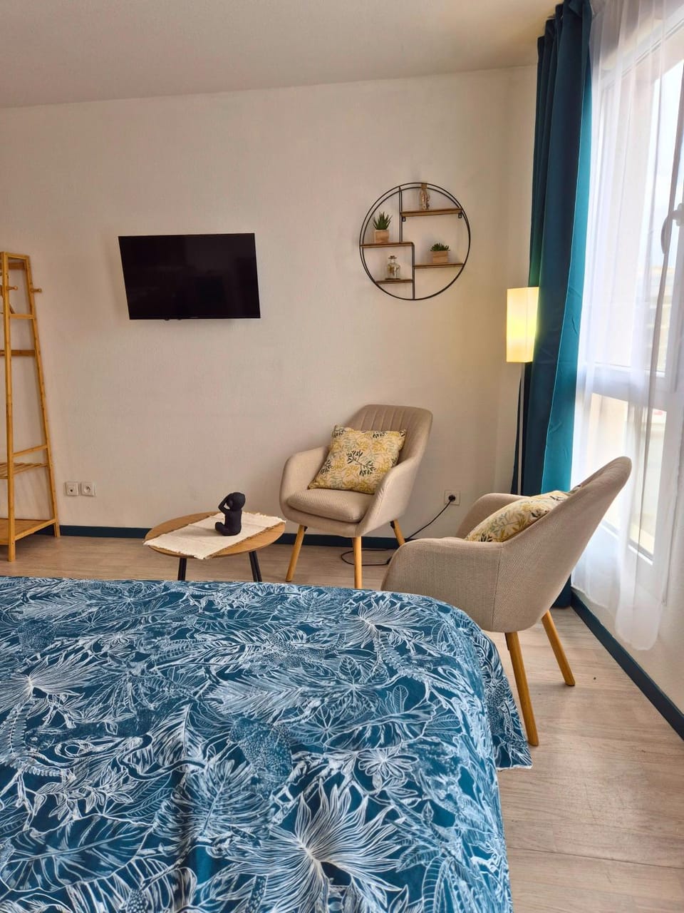 Bed, Living room, Bedroom