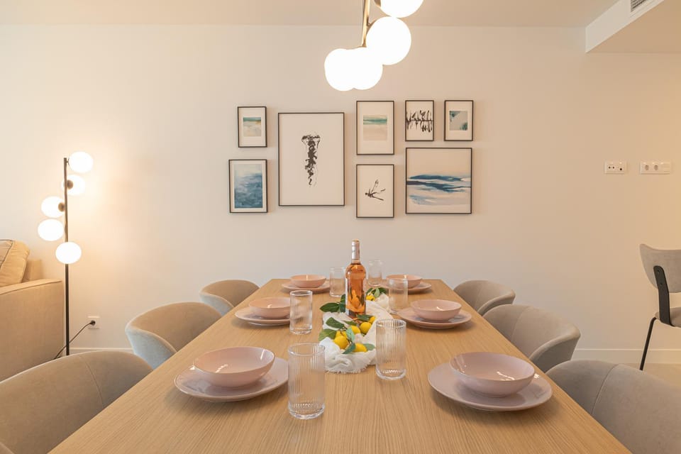 TV and multimedia, Living room, Seating area, Dining area, Food, air conditioner