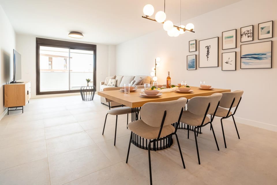 TV and multimedia, Living room, Seating area, Dining area, air conditioner