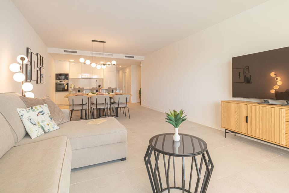 TV and multimedia, Living room, Seating area, Dining area, air conditioner