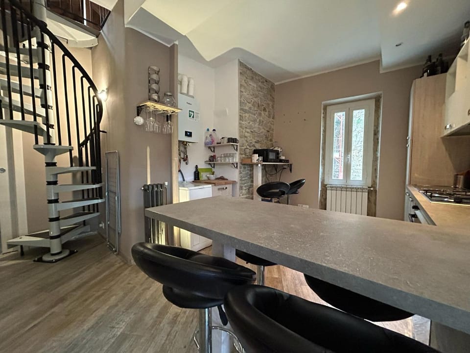 Kitchen or kitchenette, Dining area, oven, stove