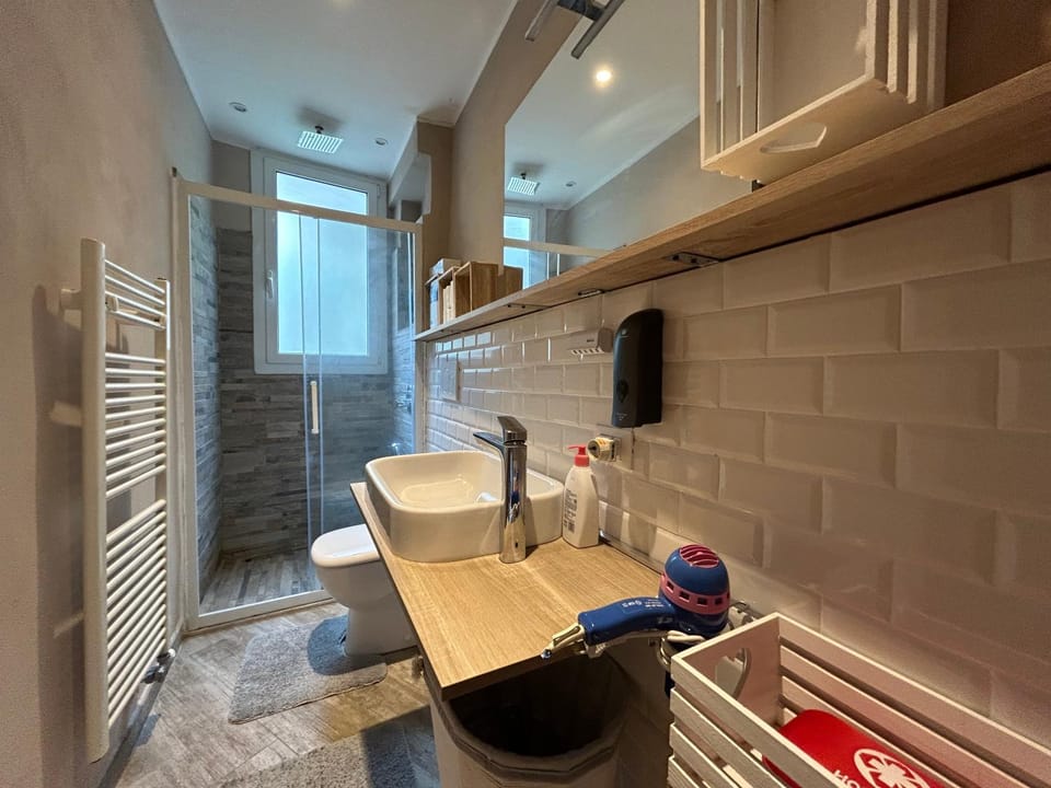 Bathroom, towels