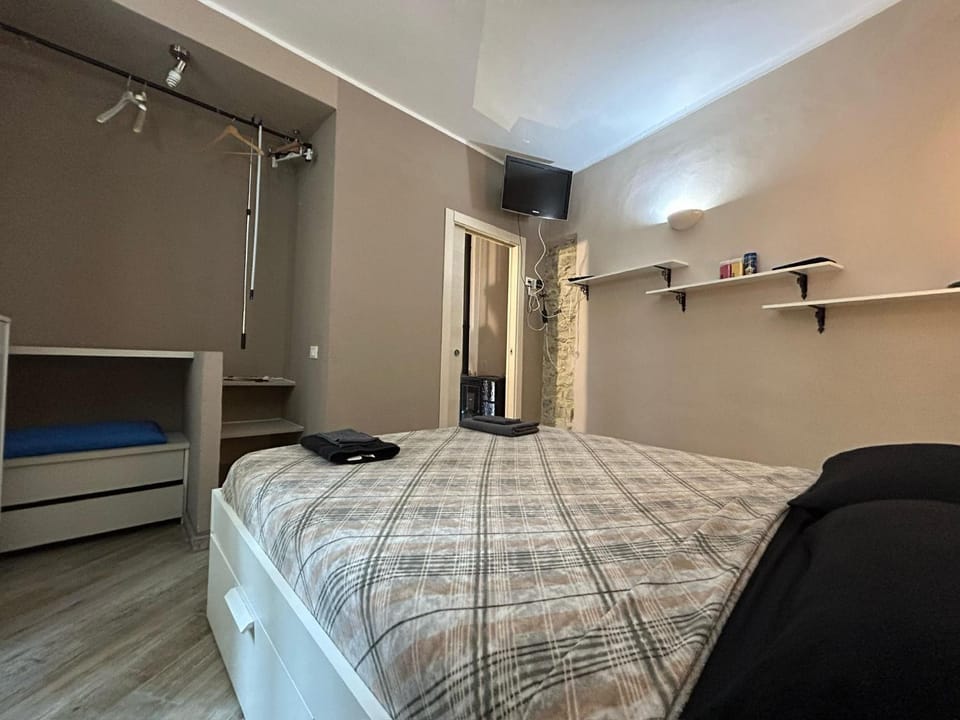 Bed, TV and multimedia, Photo of the whole room, Bedroom, wardrobe