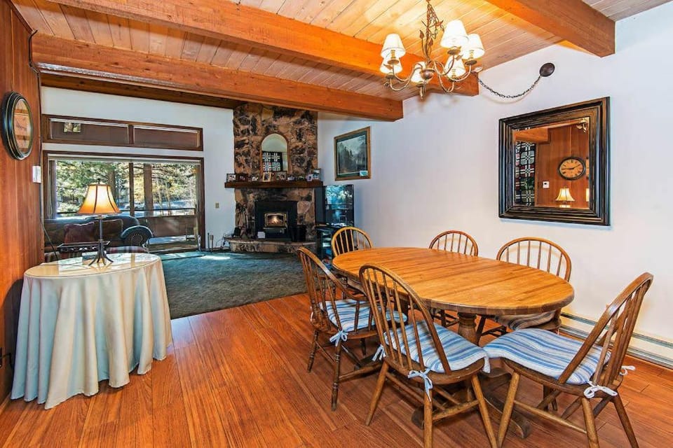 Winterset #02 Shared Hot Tub & Pool House in Mammoth Lakes