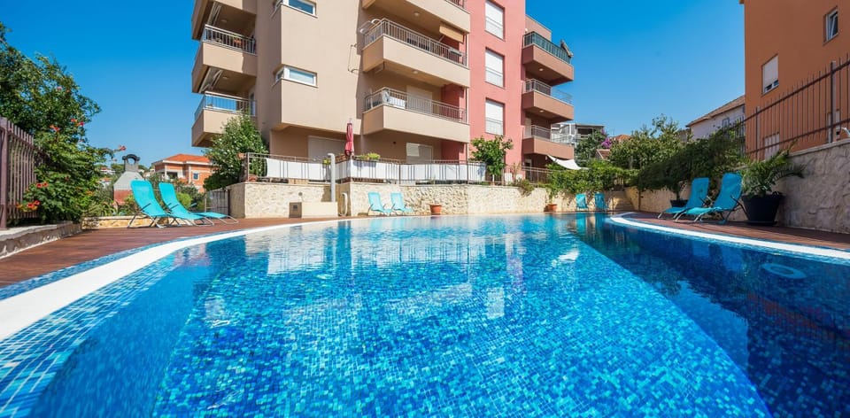 Swimming pool, Swimming pool