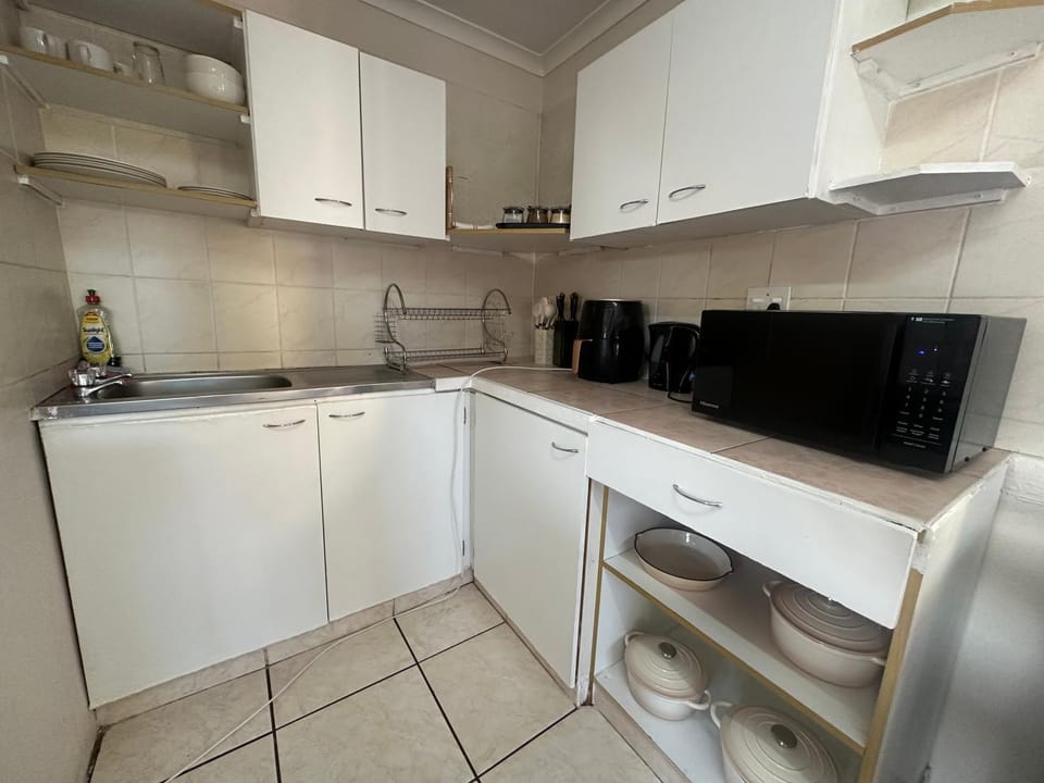 Coffee/tea facilities, Kitchen or kitchenette, oven, stove, toaster