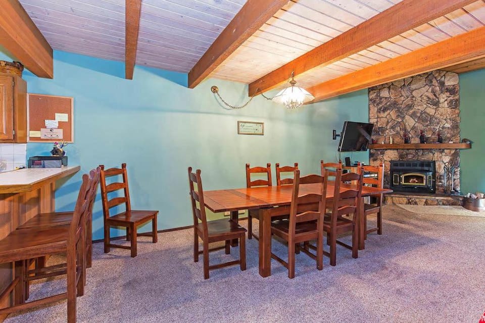 Winterset #18 Shared Pool & Near Skiing House in Mammoth Lakes