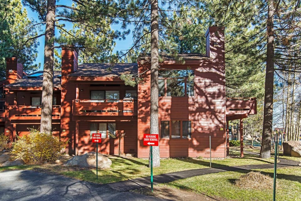 Winterset #18 Shared Pool & Near Skiing House in Mammoth Lakes