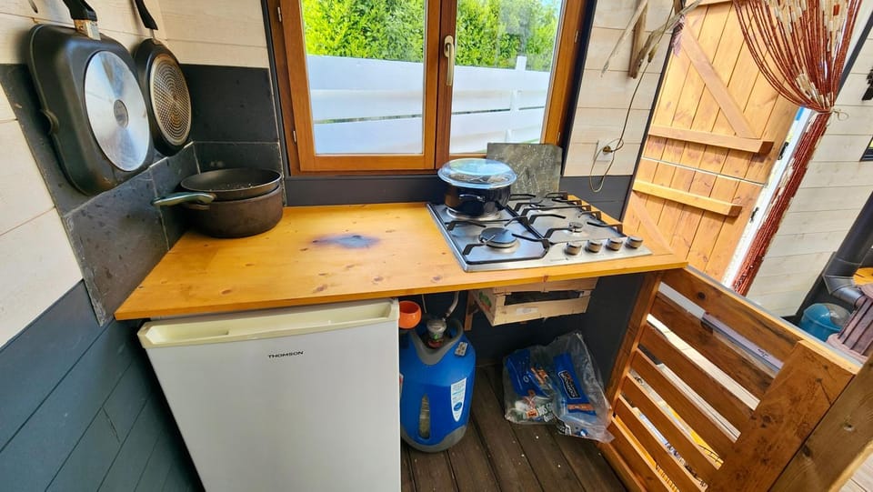 la petite maison en bois bleue House in Normandy