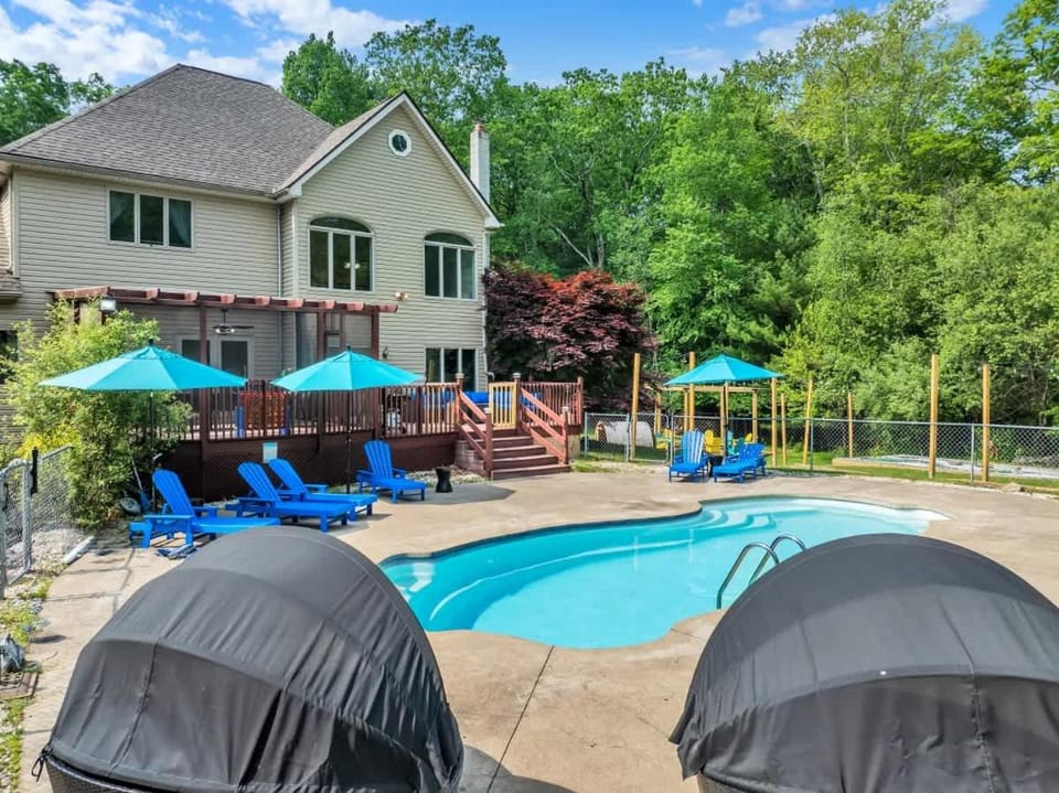 Sleeps 14 Pool Hot Tub Sauna Pickleball Arcade House in Pocono Mountains