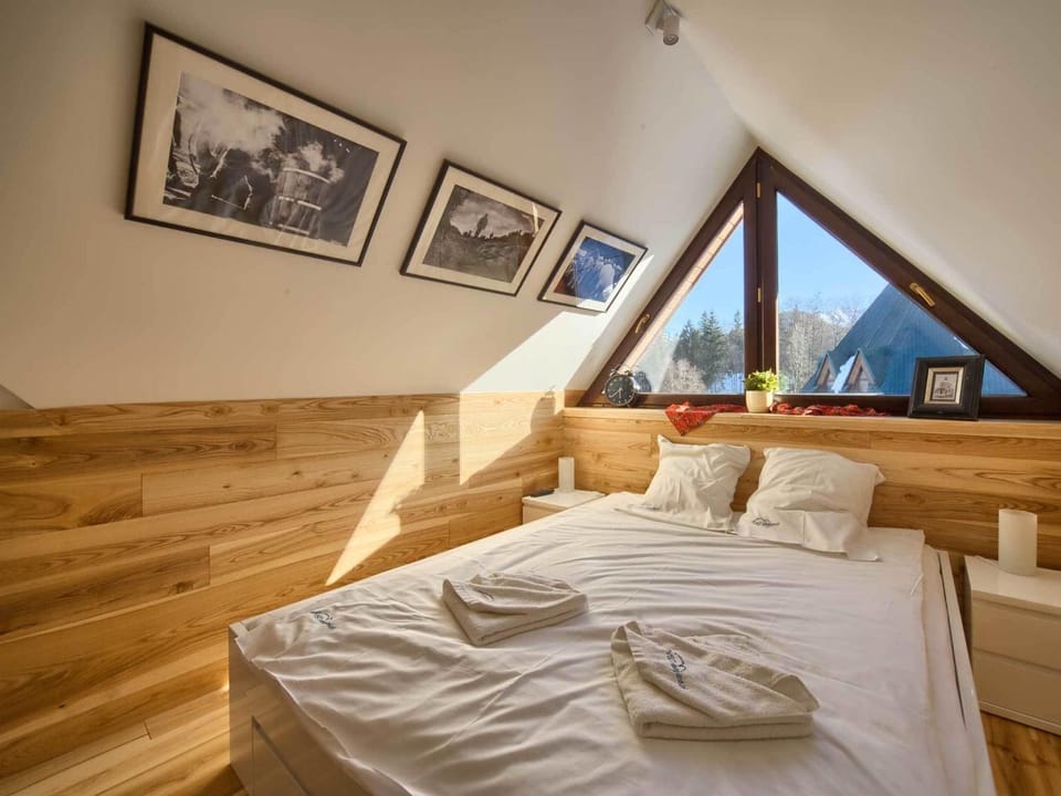 Bed, Seating area, Bedroom, Mountain view