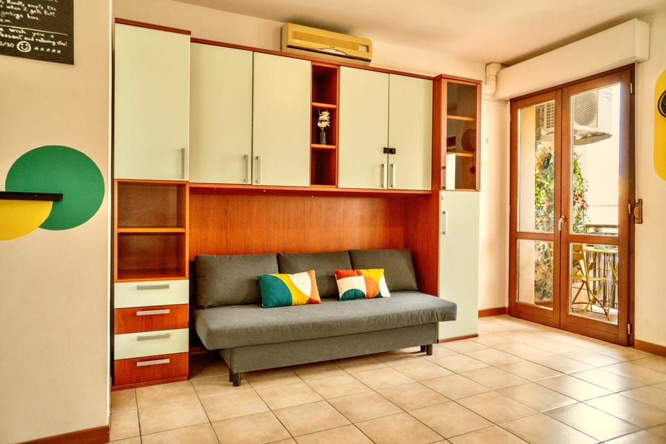 Nearby landmark, Solarium, View (from property/room), View (from property/room), Balcony/Terrace, Balcony/Terrace, Dining area, Inner courtyard view, flat iron, heating, heating, internet, internet, locker, locker, wardrobe, air conditioner, air conditioner