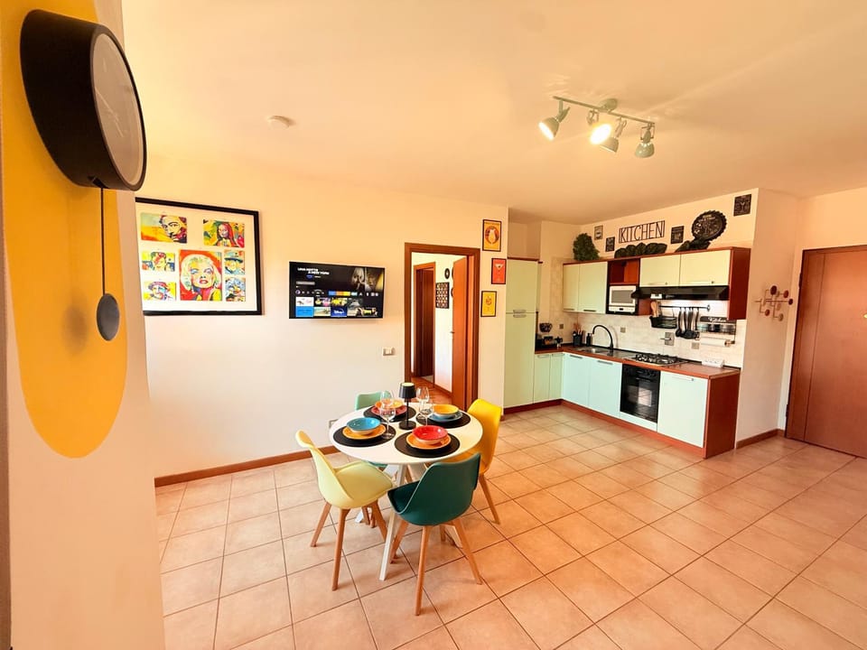 TV and multimedia, Coffee/tea facilities, Kitchen or kitchenette, Food and drinks, Dining area, Food, oven