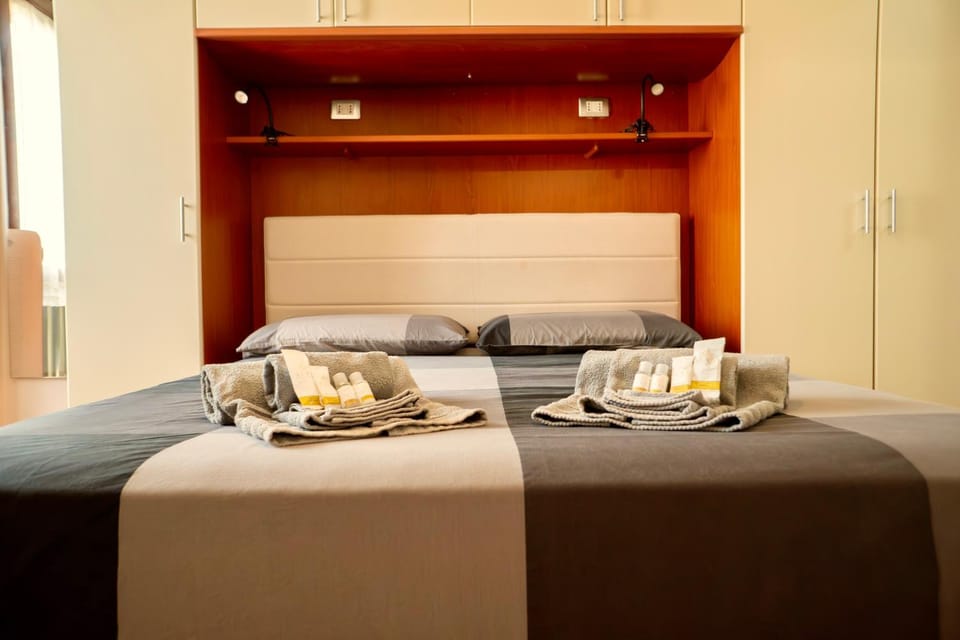 Bed, Night, TV and multimedia, Bedroom, internet, internet, locker, locker, towels, towels, wardrobe