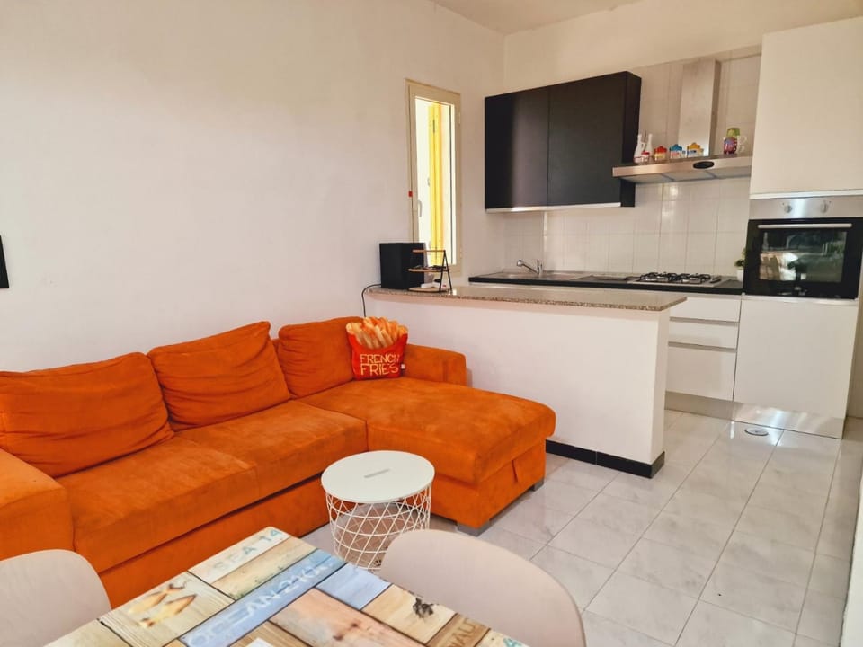 Kitchen or kitchenette, Living room, oven, pet friendly, stove