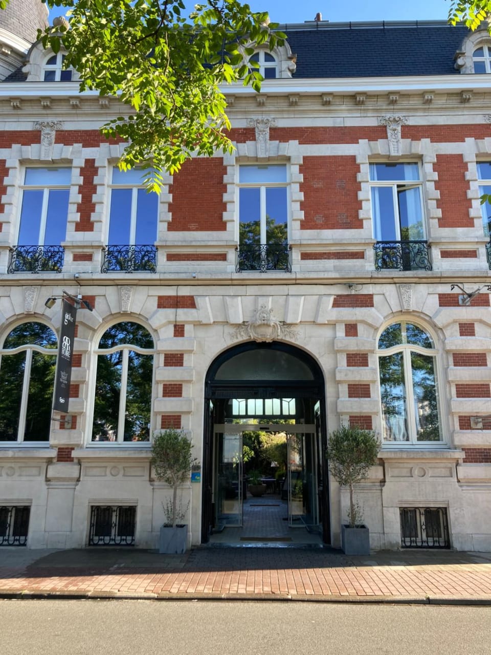 Property building, Facade/entrance, Day