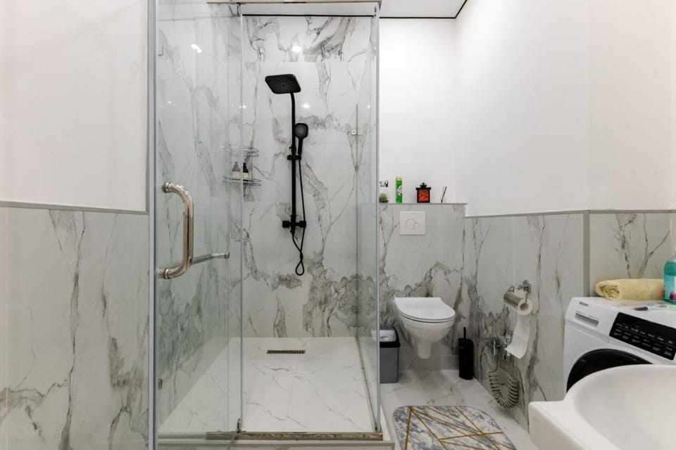 Shower, Toilet