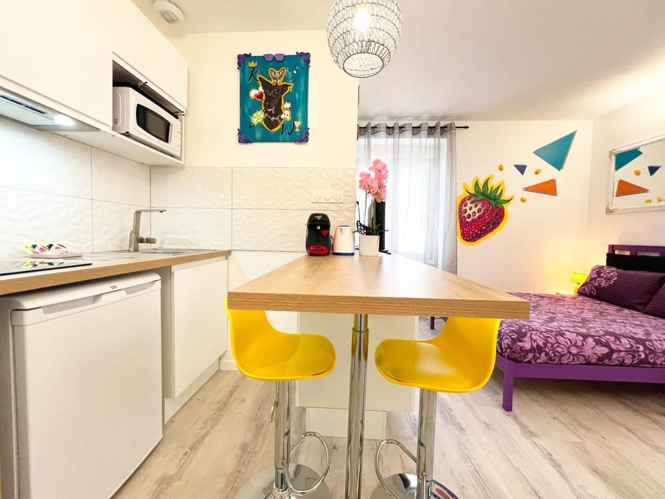 Coffee/tea facilities, Kitchen or kitchenette, Dining area, stove