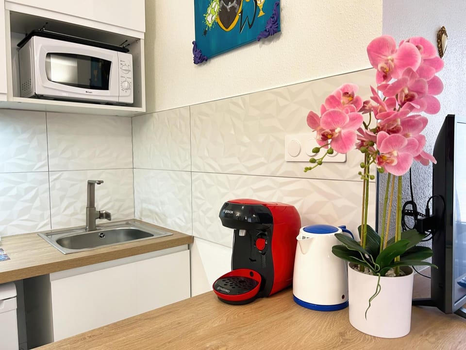 Coffee/tea facilities, microwave