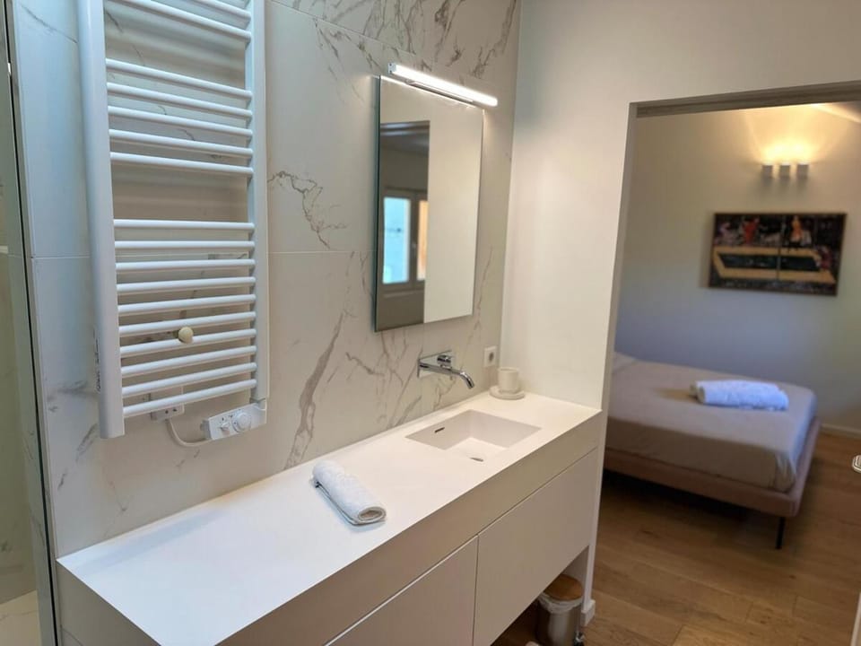 Shower, Bed, Bathroom, Photo of the whole room, Bedroom
