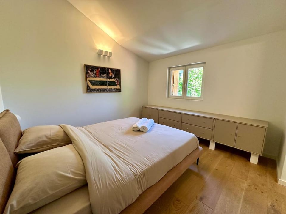 Bed, Seating area, Bedroom, internet